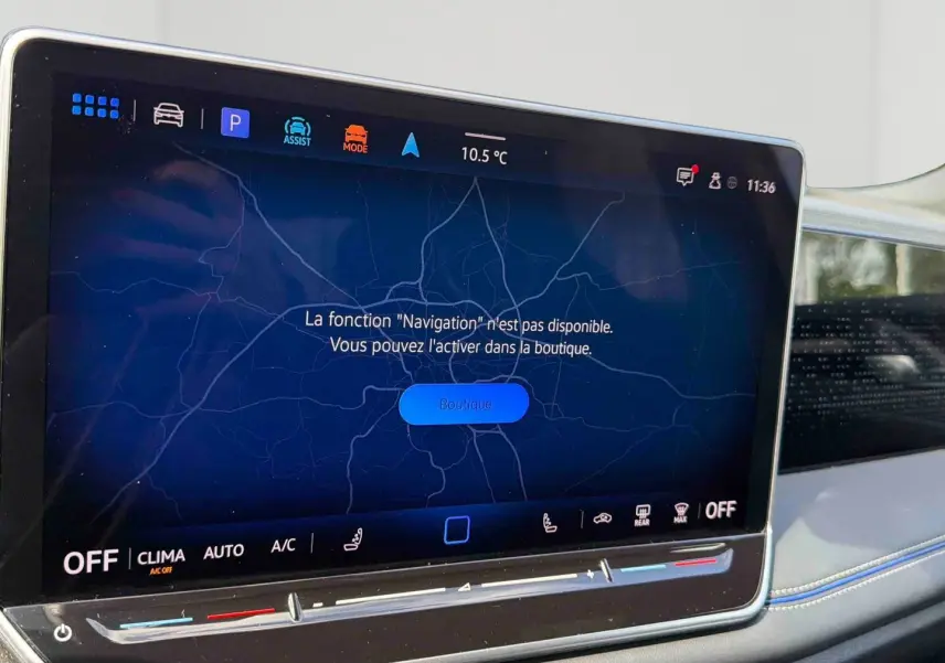 Écran tactile central du Volkswagen Tiguan 2025 affichant un message d’activation de la navigation, intérieur clair.