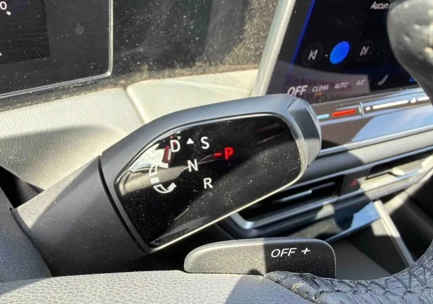 Levier de vitesses DSG7 en gros plan sur tableau de bord gris du Volkswagen Tiguan 2025, intérieur moderne.