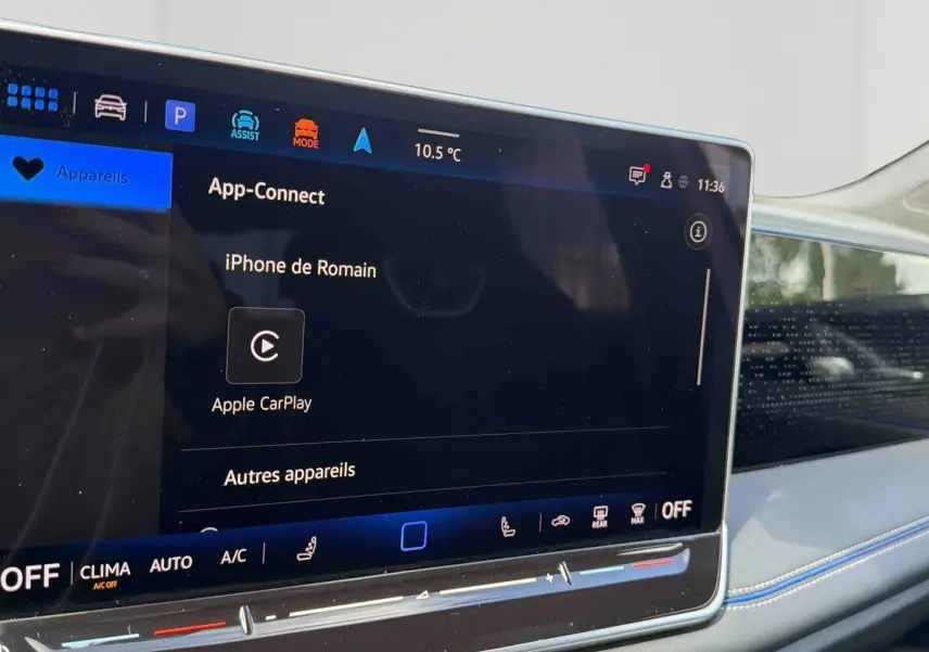 Vue intérieure du tableau de bord du Volkswagen Tiguan 2025 avec écran tactile central et finitions bleu-gris.