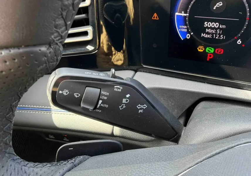 Gros plan sur la manette de commandes des essuie-glaces côté gauche du tableau de bord du Volkswagen Tiguan gris.