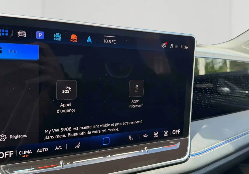 Vue rapprochée de l'écran tactile Digital Cockpit Pro du Volkswagen Tiguan 2025, affichage des appels d'urgence et infos.