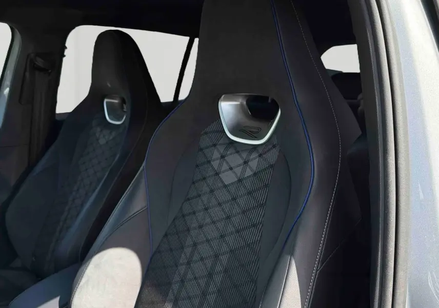 Vue intérieure sur les sièges avant sport noirs avec surpiqûres bleues du Volkswagen Tiguan gris 2025.