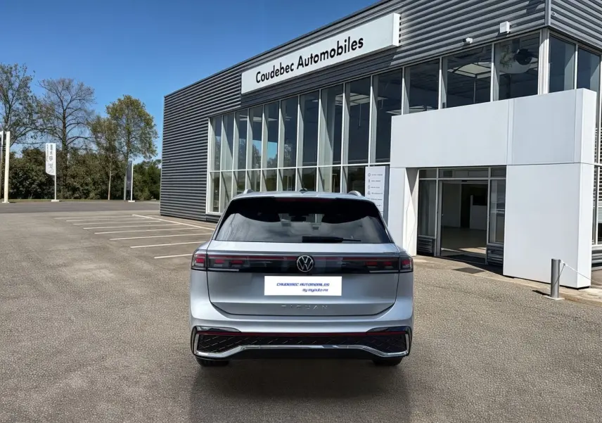 Vue arrière d’un Volkswagen Tiguan gris 2025 garé devant un concessionnaire Coudebec Automobiles.