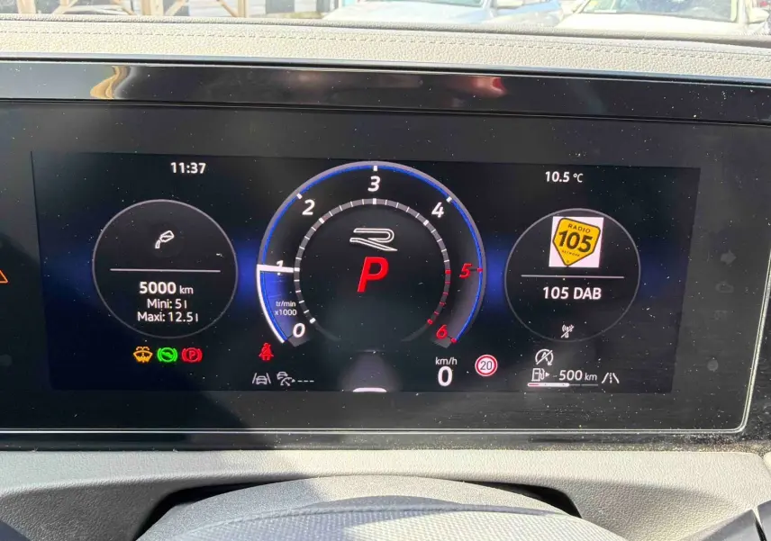 Affichage Digital Cockpit Pro du Volkswagen Tiguan 2025 montrant compte-tours, vitesse et informations radio.