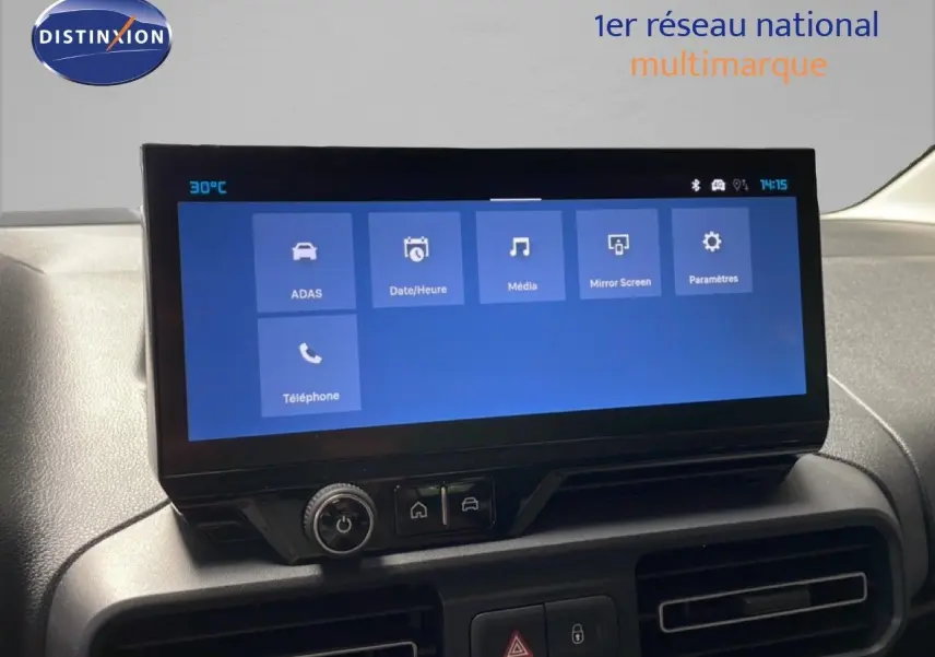 Écran tactile central du tableau de bord du Citroën Berlingo gris Artense, affichant le menu multimédia et paramètres.