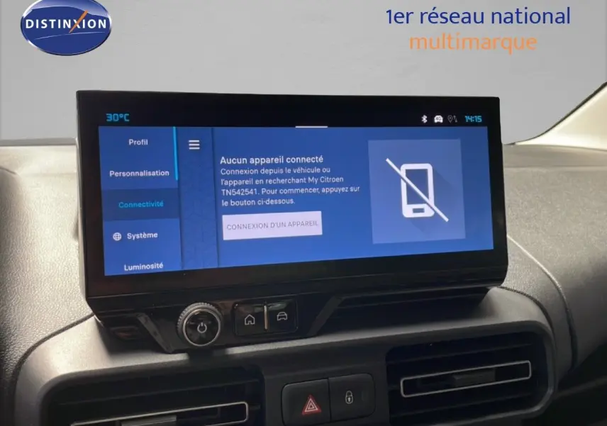 Écran tactile central du tableau de bord du Citroën Berlingo 2026, affichant le menu connectivité.
