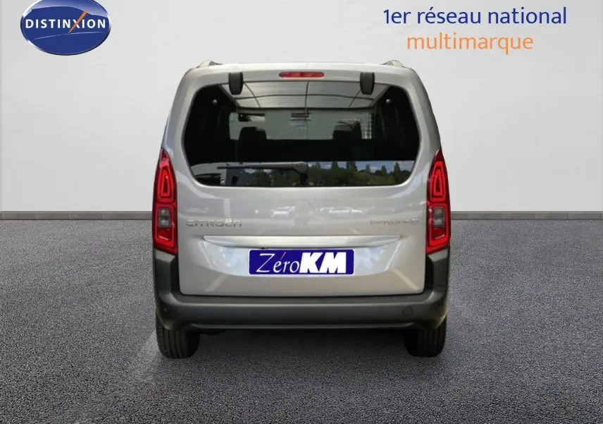 Vue arrière d'un Citroën Berlingo gris Artense métal, avec feux arrière LED et hayon vitré.