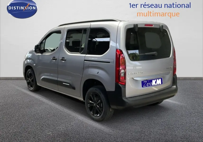 Vue 3/4 arrière droite du Citroën Berlingo gris Artense avec jantes noires et vitres teintées.