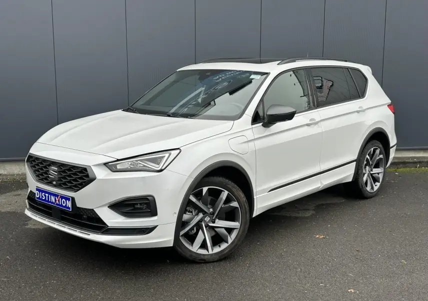 SEAT Tarraco blanc Oryx en 3/4 avant droit avec jantes alliage 20 pouces et toit ouvrant panoramique visible