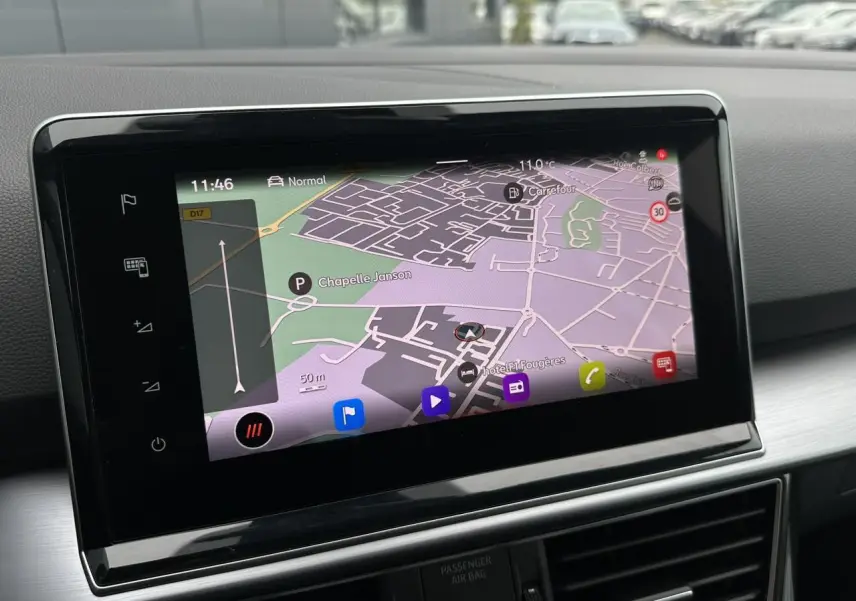 Écran tactile central du SEAT Tarraco 2024 affichant la navigation avec carte détaillée en intérieur noir.