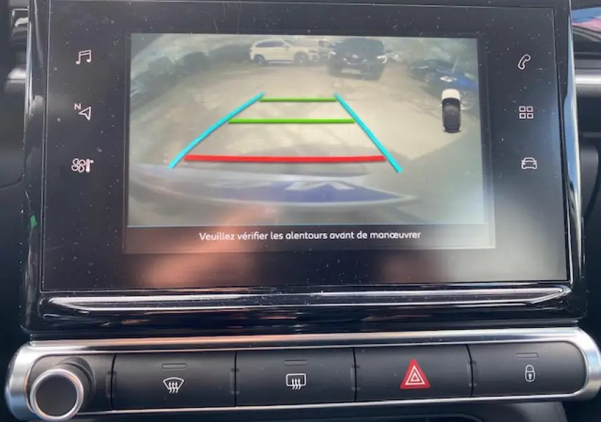 Écran tactile intérieur affichant la caméra de recul avec lignes de guidage sur Citroën C3 gris clair.