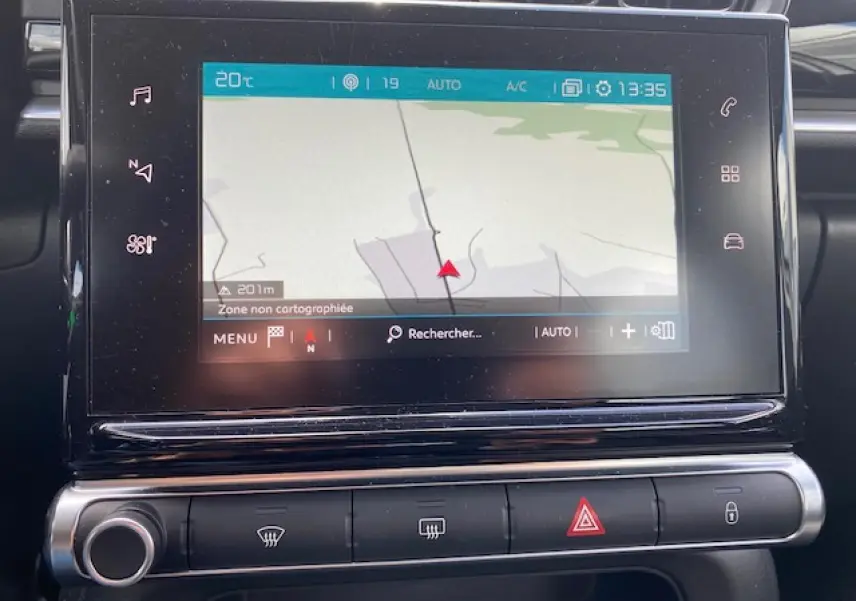 Écran tactile central du tableau de bord de la Citroën C3 gris clair, affichant la navigation GPS en intérieur.