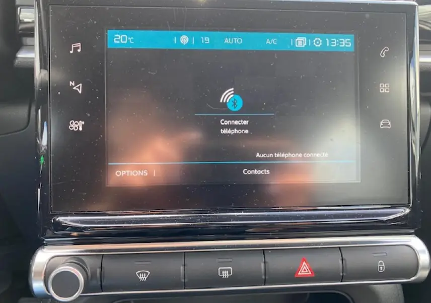 Écran tactile central de la Citroën C3 gris clair 2017 affichant la connexion Bluetooth au téléphone.