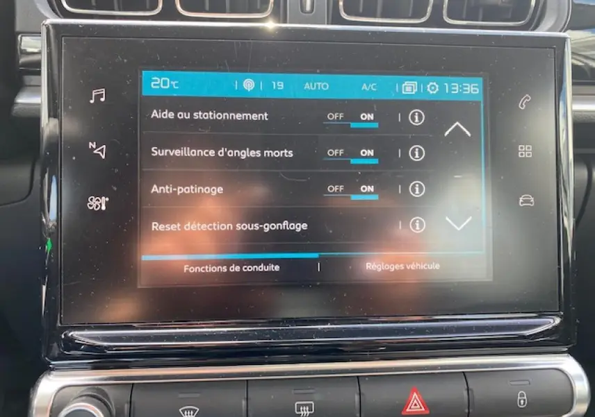 Écran tactile central de la Citroën C3 gris clair affichant les réglages d'aide à la conduite et sécurité.