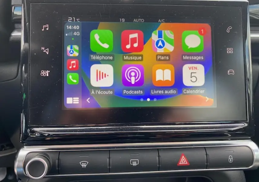 Écran tactile central de la Citroën C3 2017 affichant Apple CarPlay avec commandes climatisation en dessous.