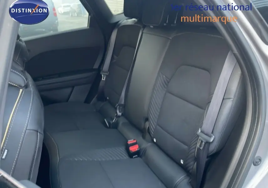 Vue intérieure côté droit des sièges arrière en tissu noir du Renault Symbioz gris cassiopée métal 2025.