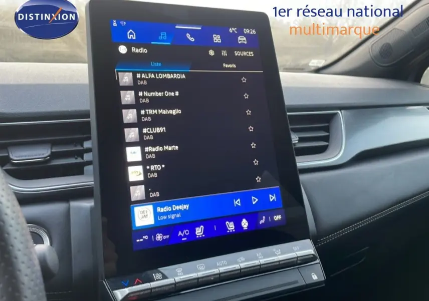 Vue intérieure centrée sur l'écran tactile vertical du tableau de bord du Renault Symbioz gris Cassiopée 2025.