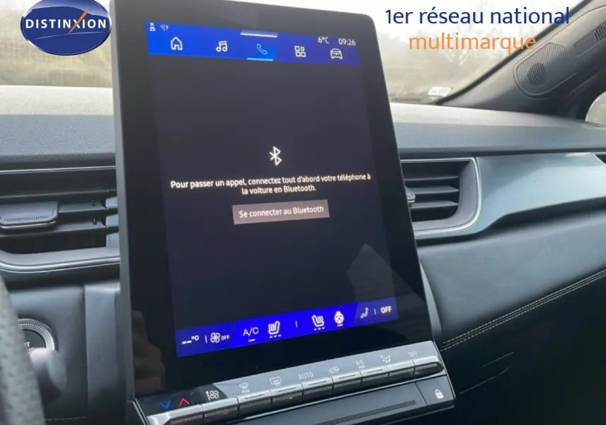 Vue intérieure du tableau de bord de la Renault Symbioz gris cassiopée, avec grand écran tactile central en portrait.