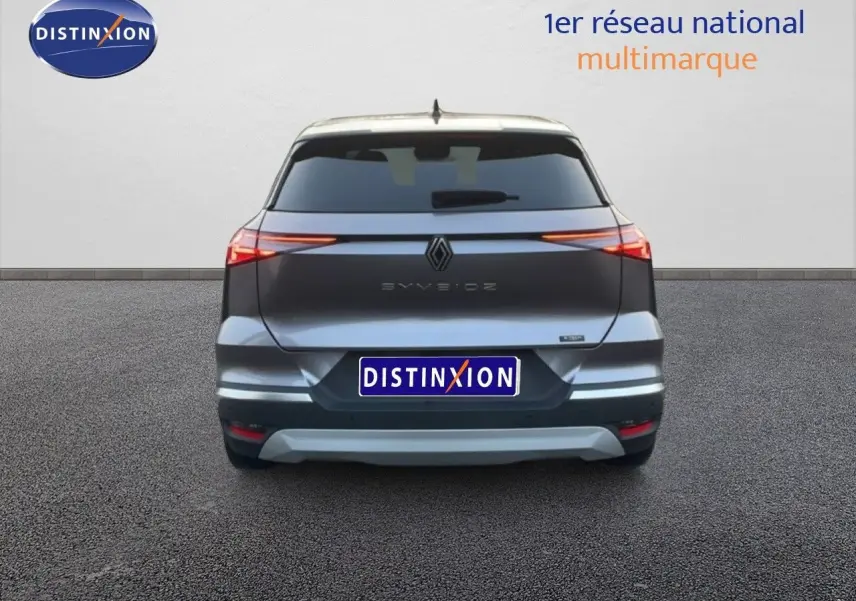 Vue arrière d'une Renault SYMBIOZ gris cassiopée métal avec feux arrière LED fins et logo central distinctif.