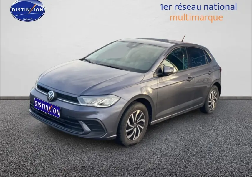 Volkswagen Polo gris cendre vue 3/4 avant droit sur sol gris avec jantes alliage distinctives.