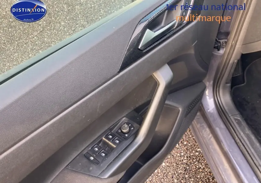 Vue rapprochée de la porte avant gauche gris cendre de la Volkswagen Polo 2025 avec commandes électriques des vitres et poignée intégrée.