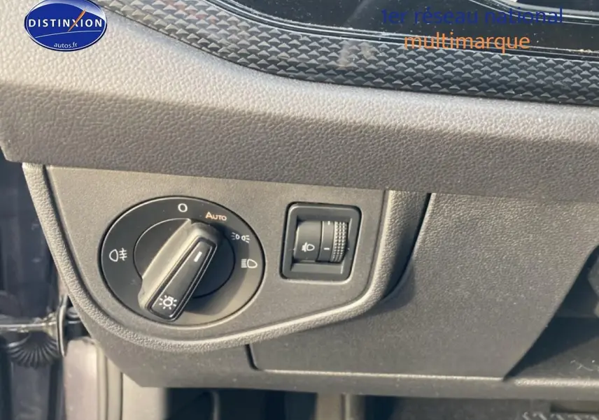 Gros plan sur le bouton de commande des phares dans l'habitacle gris cendre d'une Volkswagen Polo 2025.