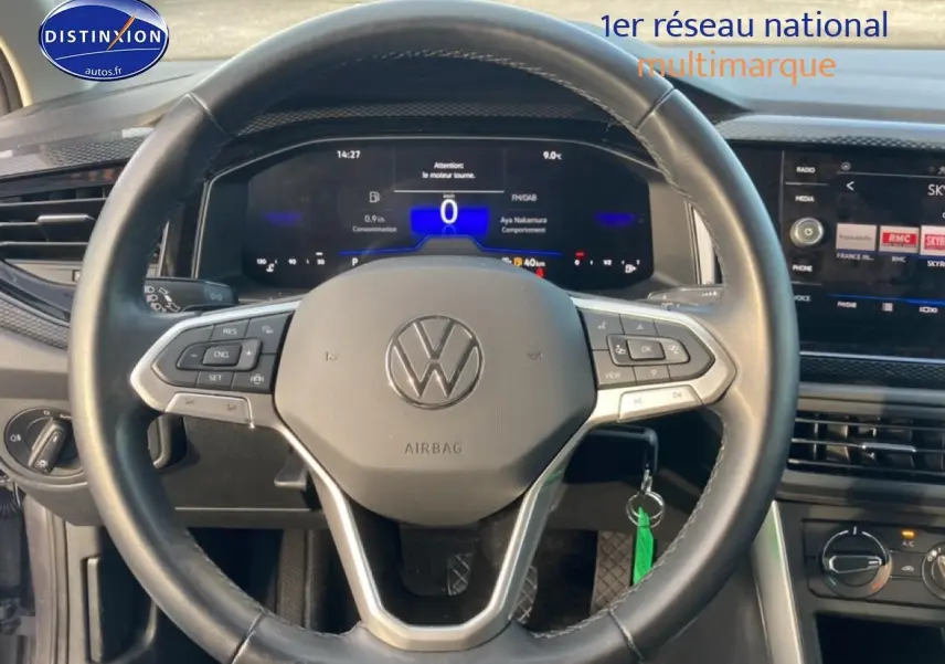 Vue intérieure centrée sur le volant cuir multifonction d'une Volkswagen Polo 2025 avec tableau de bord digital et écran tactile.