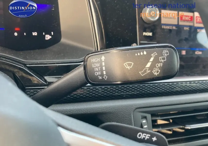 Gros plan sur la commande d’essuie-glace dans l’habitacle gris cendre d’une Volkswagen Polo 2025, tableau de bord digital visible.