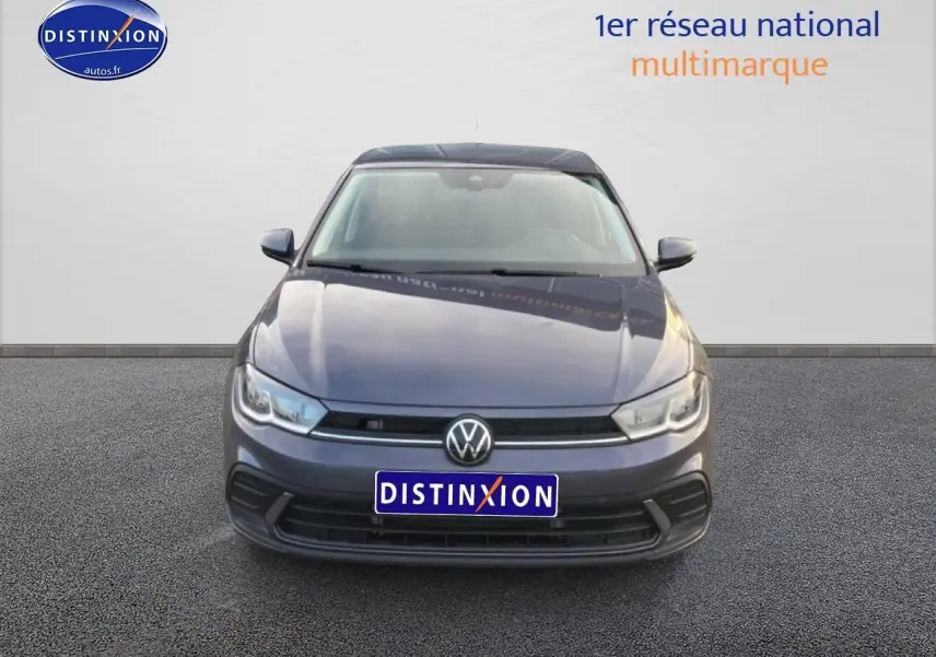 Vue avant d'une Volkswagen Polo gris cendre 2025 avec calandre noire et phares LED distinctifs.