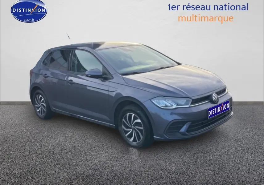 Volkswagen Polo gris cendre vue 3/4 avant droit avec jantes alliage et calandre noire.
