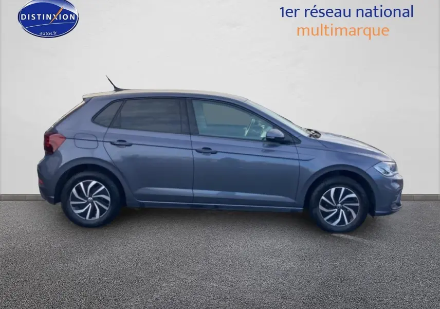 Profil droit d'une Volkswagen Polo gris cendre 2025 avec jantes alliage et vitres surteintées.