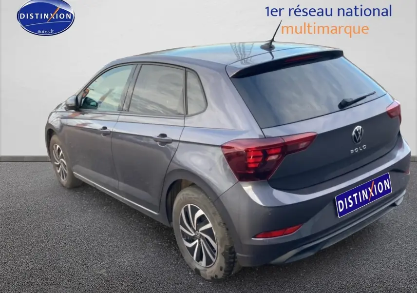 Vue 3/4 arrière droite d'une Volkswagen Polo gris cendre avec vitres surteintées et jantes alliage 15 pouces.