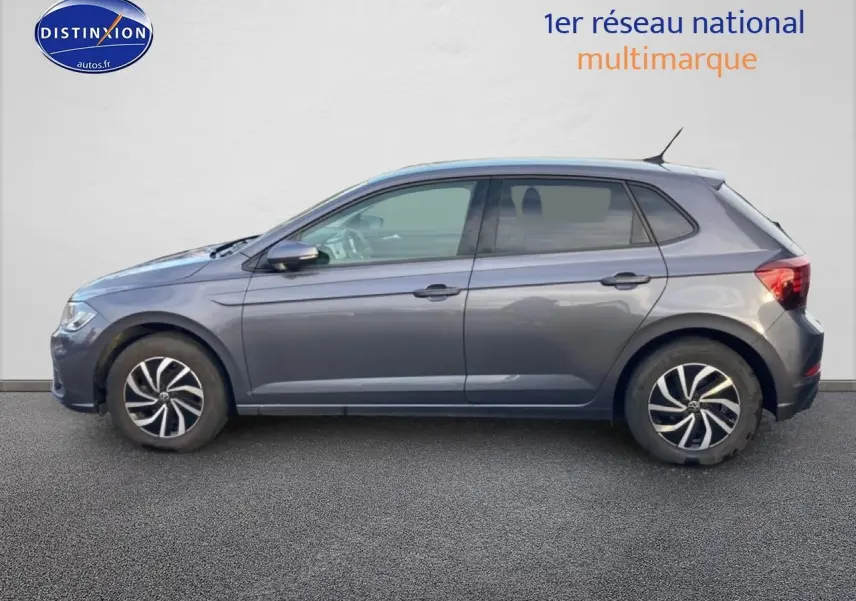 Vue de profil côté gauche d'une Volkswagen Polo gris cendre avec jantes alliage et antenne de pavillon.