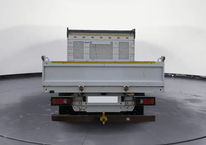 Vue arrière du Renault Master blanc 2022 avec benne et coffre, mettant en valeur la plateforme de chargement.