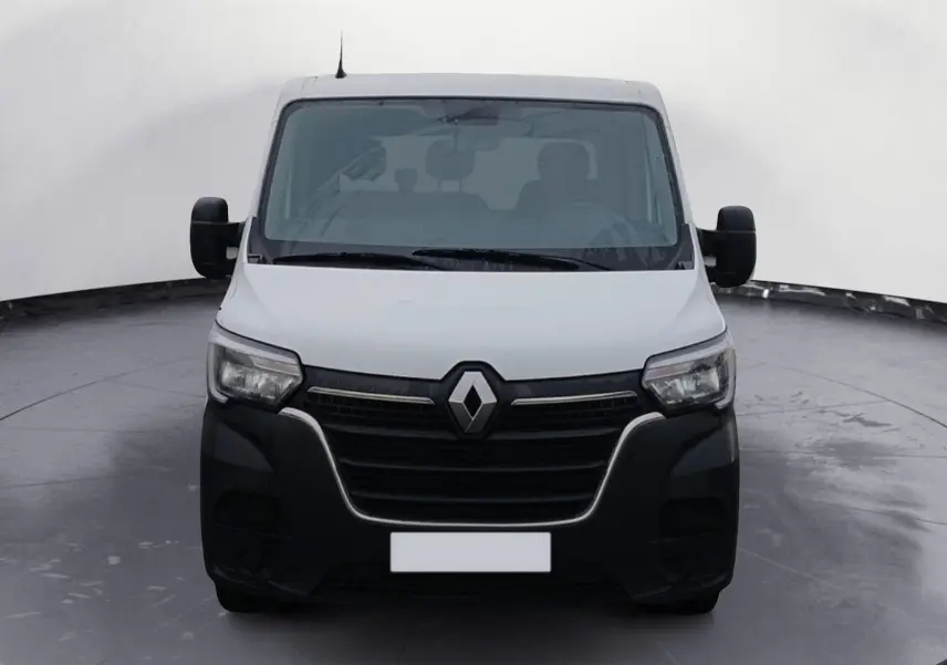 Vue frontale d'un Renault Master blanc 2022 avec calandre noire et grands rétroviseurs latéraux.