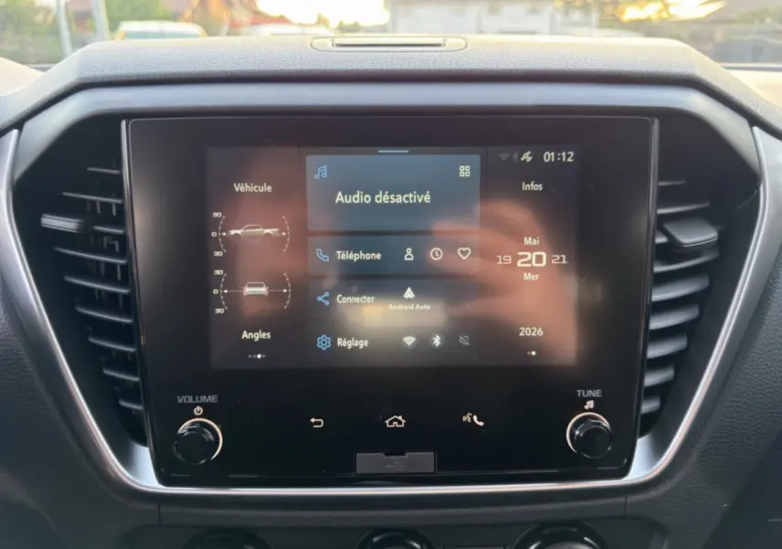 Écran tactile central du tableau de bord de l'Isuzu D-MAX 2026, affichant les options audio et connectivité.