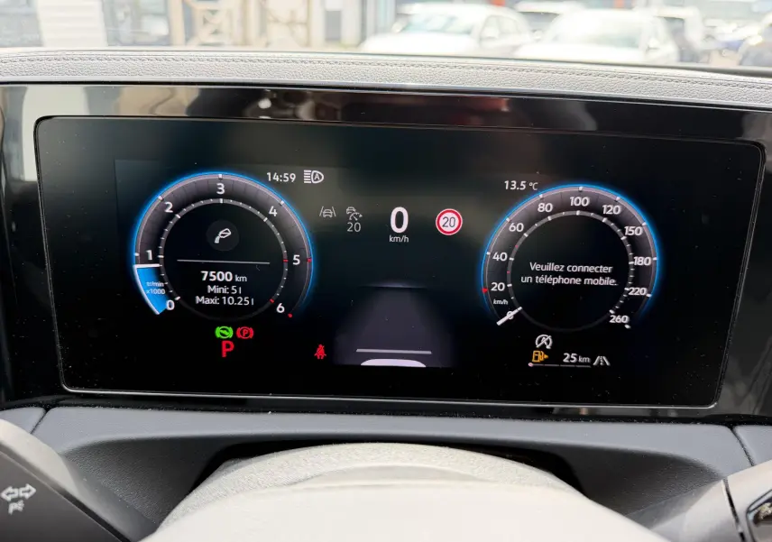 Affichage numérique Digital Cockpit Pro du Volkswagen Tiguan 2025, vue frontale du tableau de bord noir.