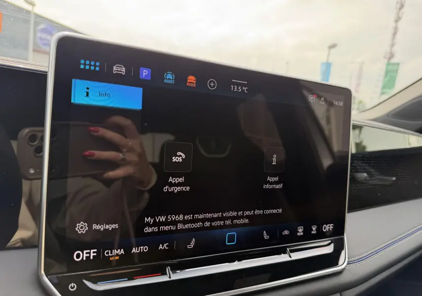 Vue rapprochée de l'écran tactile central du Volkswagen Tiguan 2025, affichant les options d'appel d'urgence et réglages.
