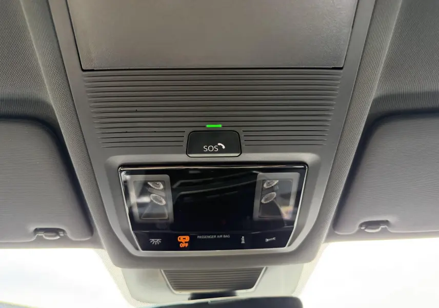 Vue en gros plan du plafonnier gris avec bouton SOS et éclairages intérieurs du Volkswagen Tiguan 2025.