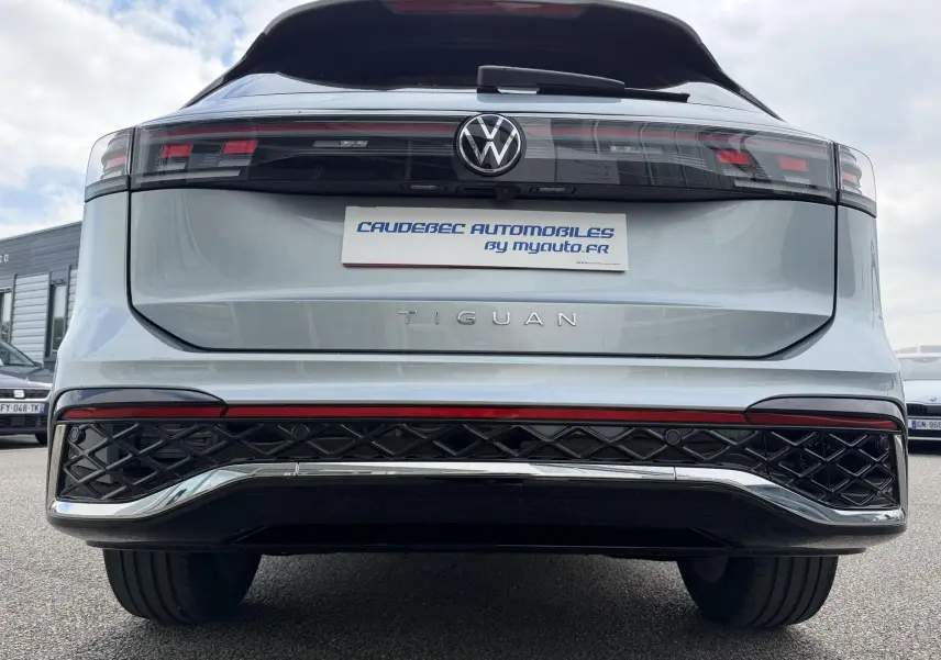 Vue arrière d'un Volkswagen Tiguan gris 2025 avec feux arrière LED 3D et logo VW central sur hayon.