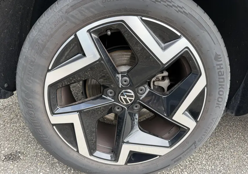 Gros plan sur la jante alliage 19 pouces noire et argentée du Volkswagen Tiguan 2025 avec pneu Hankook.