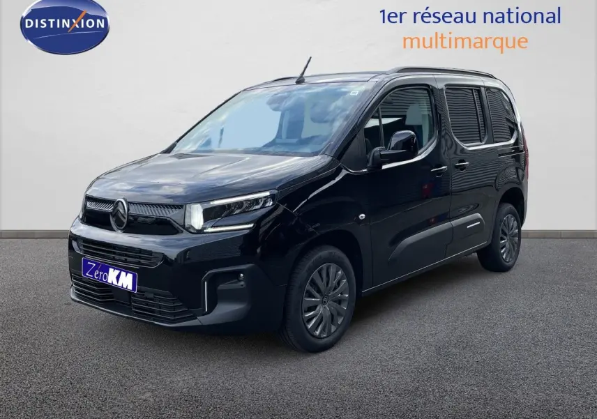Vue 3/4 avant droite d’un Citroën Berlingo noir Perla Nera métallisé avec calandre moderne et jantes alliage.