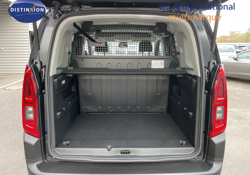 Vue arrière du Citroën Berlingo noir Perla Nera avec coffre ouvert et cloison métallique visible.