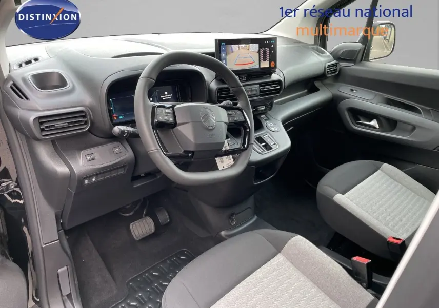 Vue intérieure côté conducteur du Citroën Berlingo noir Perla Nera, avec tableau de bord moderne et écran multimédia.