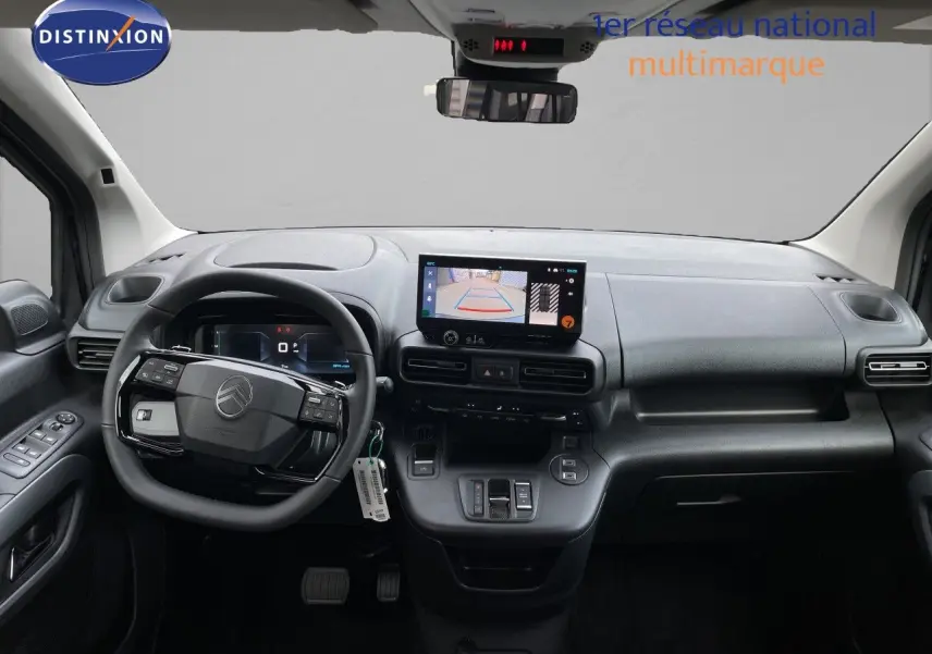 Tableau de bord et volant noir du Citroën Berlingo 2026, vue frontale avec écran central affichant la caméra de recul.