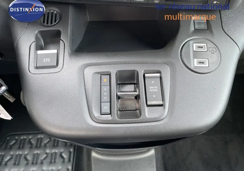 Vue rapprochée de la console centrale du Citroën Berlingo 2026 noir, montrant la commande de boîte automatique et les ports USB.