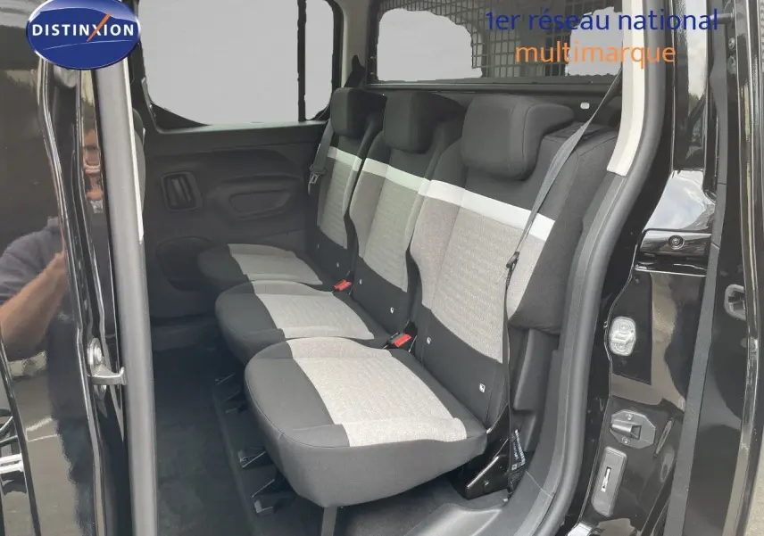 Vue intérieure côté droit des sièges arrière en tissu gris et noir du Citroën Berlingo noir Perla Nera 2026.