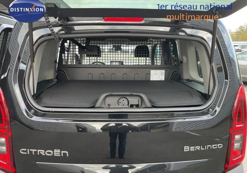 Vue arrière ouverte du Citroën Berlingo noir Perla Nera 2026, montrant le coffre avec séparation grillagée et hayon relevé.