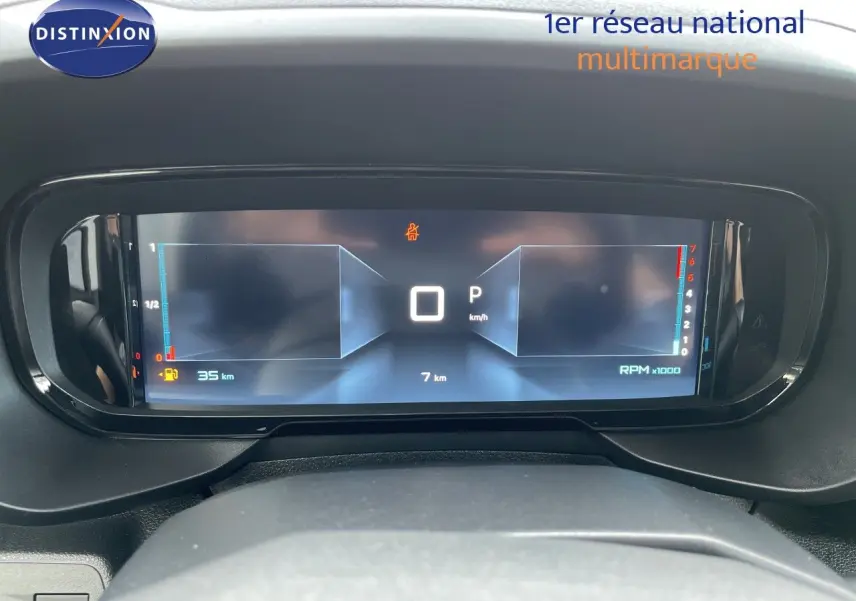 Tableau de bord numérique du Citroën Berlingo 2026 en noir Perla Nera, affichant vitesse et compte-tours en vue frontale.