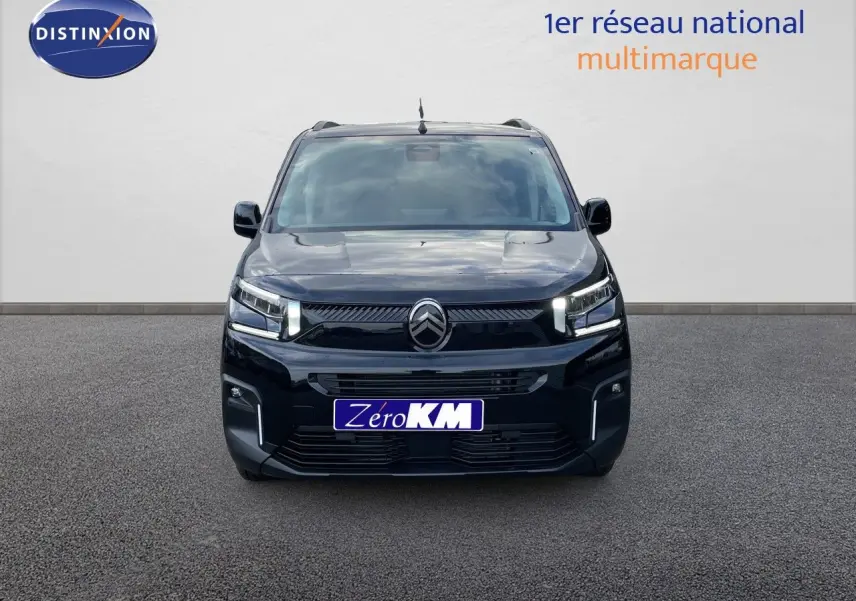 Vue frontale d'un Citroën Berlingo MPV M noir Perla Nera, avec feux LED et calandre distinctive.